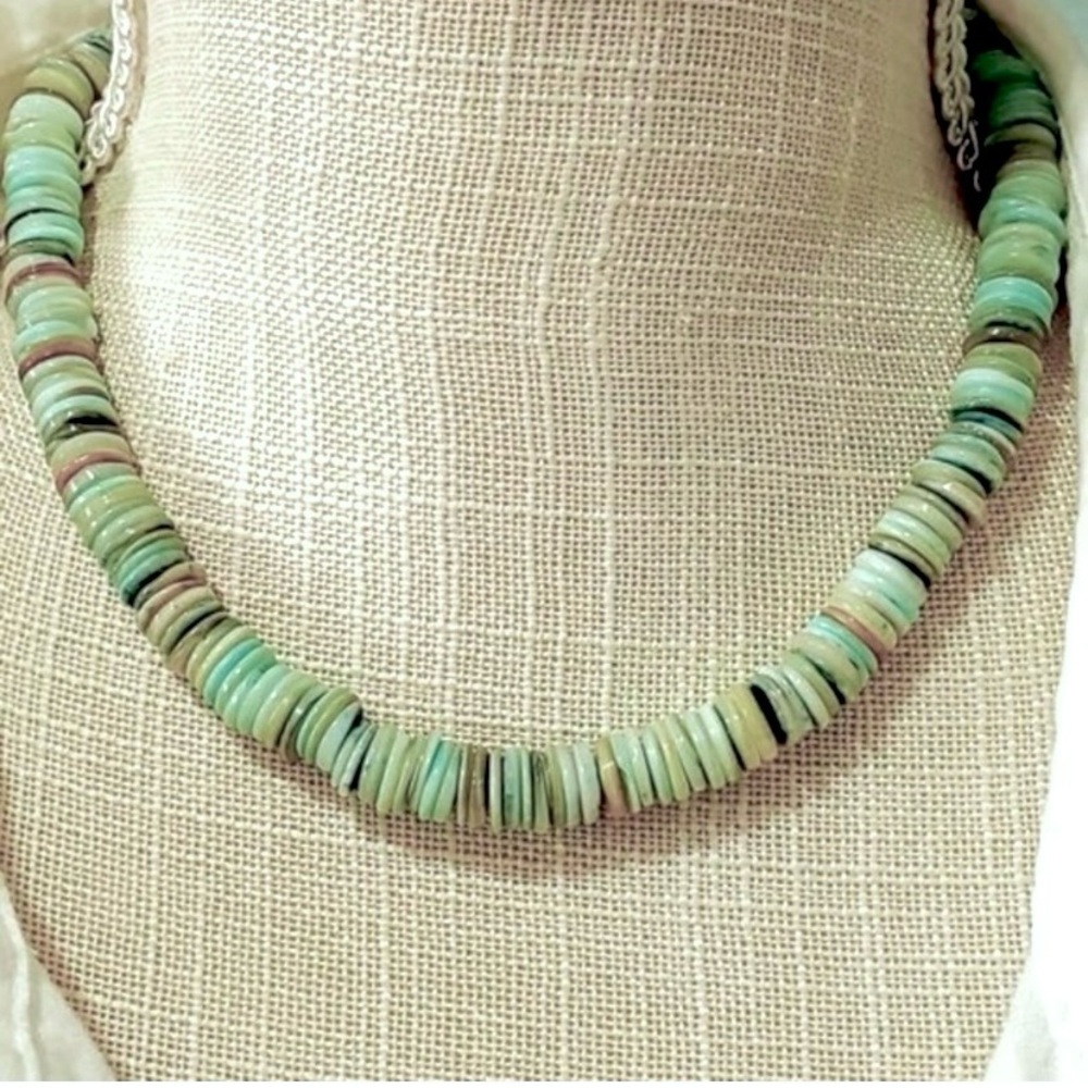 Tahiti Waters Shell Necklace - Picture 2 of 2